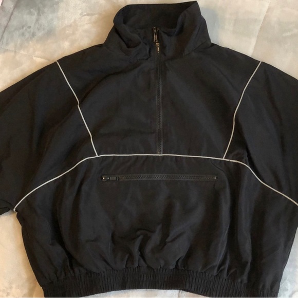 Black Cropped Vintage Style Windbreaker - Picture 3 of 4